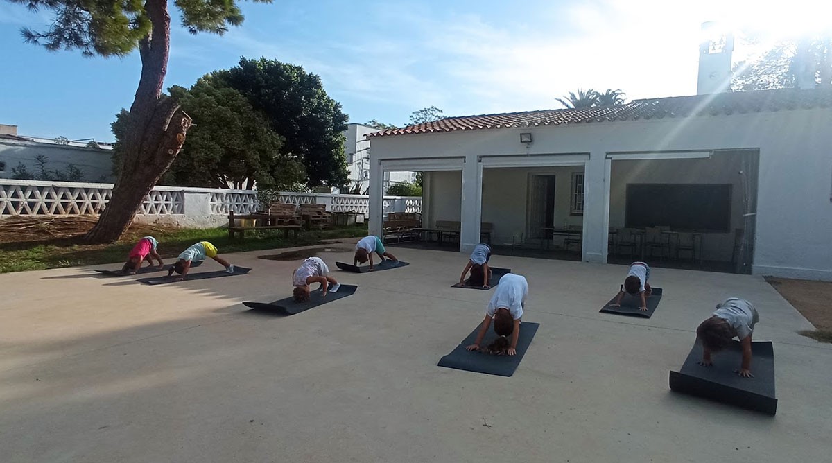 Classe de ioga, per connectar amb el cos ben al matí.