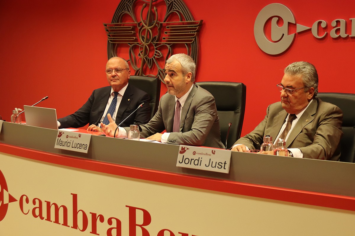 El president d'Aena, Maurici Lucena, durant la seva intervenció a la Cambra de Comerç de Reus, acompanyat de l'alcalde de Reus, Carles Pellicer, i del president de l'ens, Jordi Just.