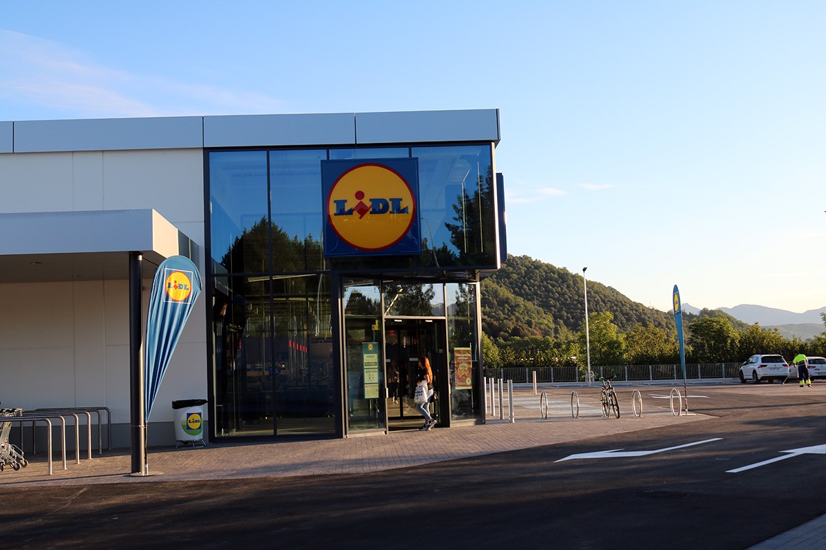L'entrada del nou supermercat Lidl a Olot