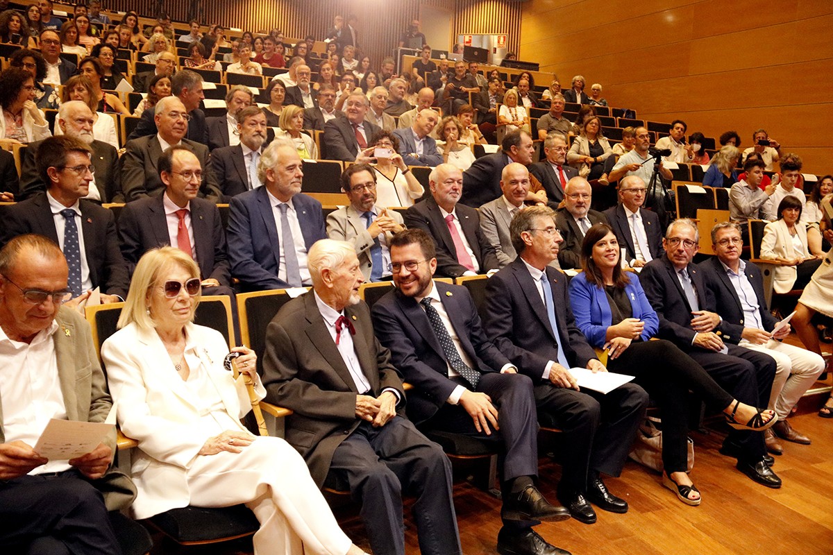 El president de la Generalitat, Pere Aragonès, parla amb l'escriptor Josep Vallverdú, en la inauguració al Campus de la UdL del curs 2022-2023.