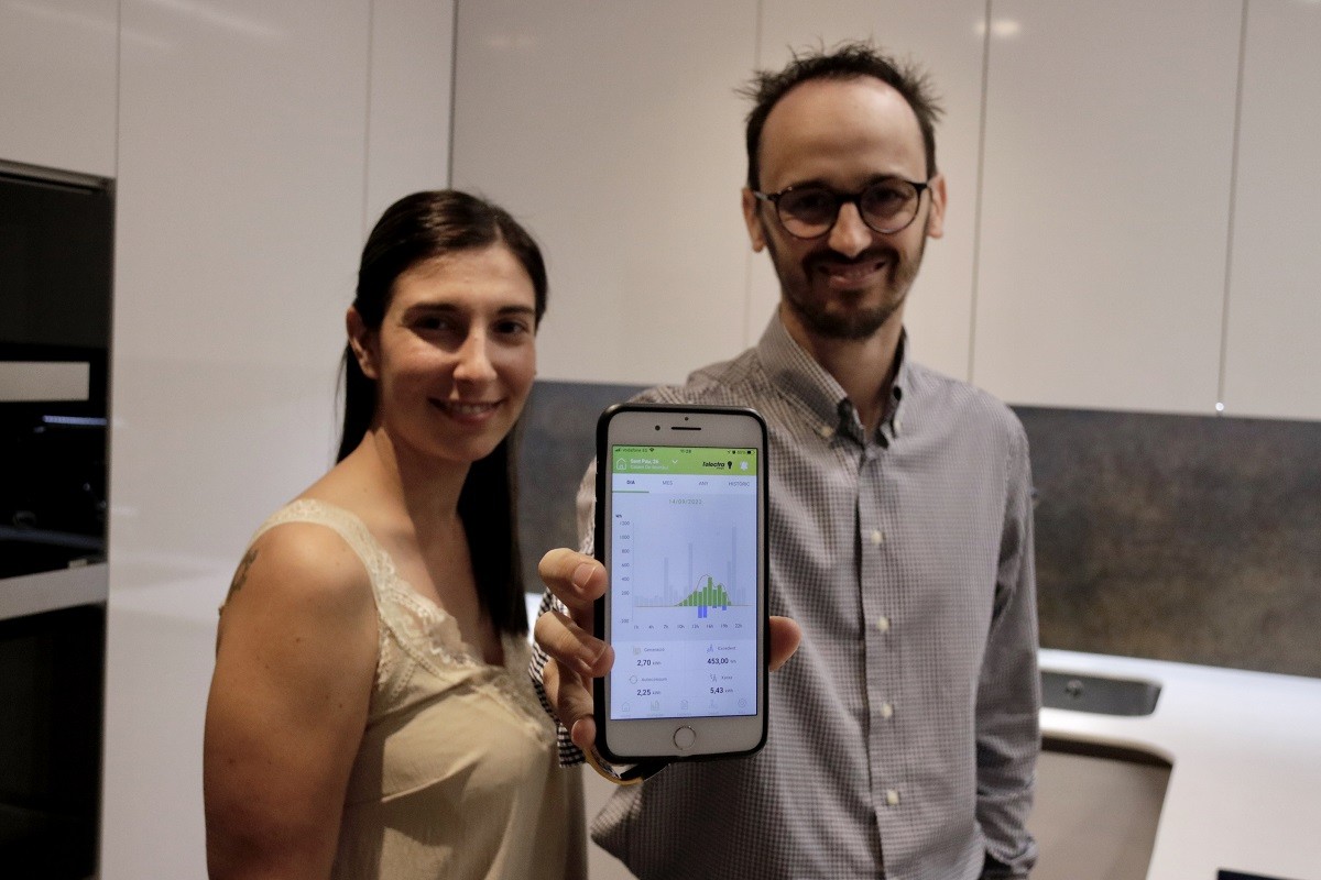 Marta Luque i Xavi Vasco, amb l’aplicació a través de la qual controlen el seu consum energèrtic diari.