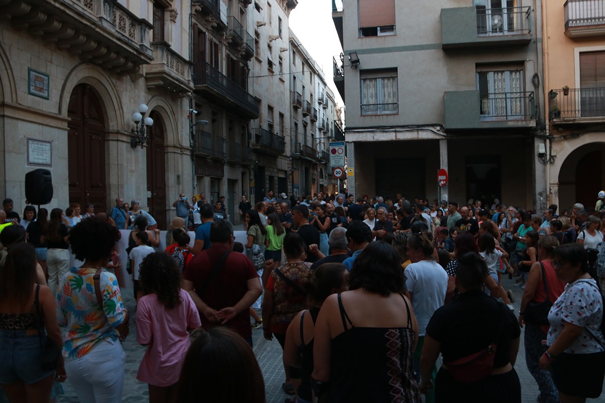 Unes 250 persones es concentren a la plaça del Blat de Valls per reclamar polítiques socials per fer front a la marginalitat del barri Antic.