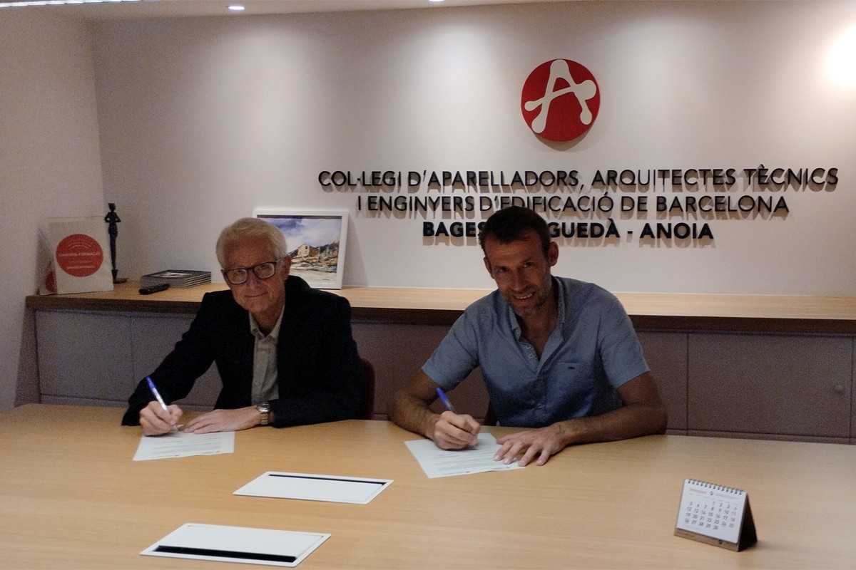 Signatura de l'acord entre Pere Ribera i Cristian Marc Huerta