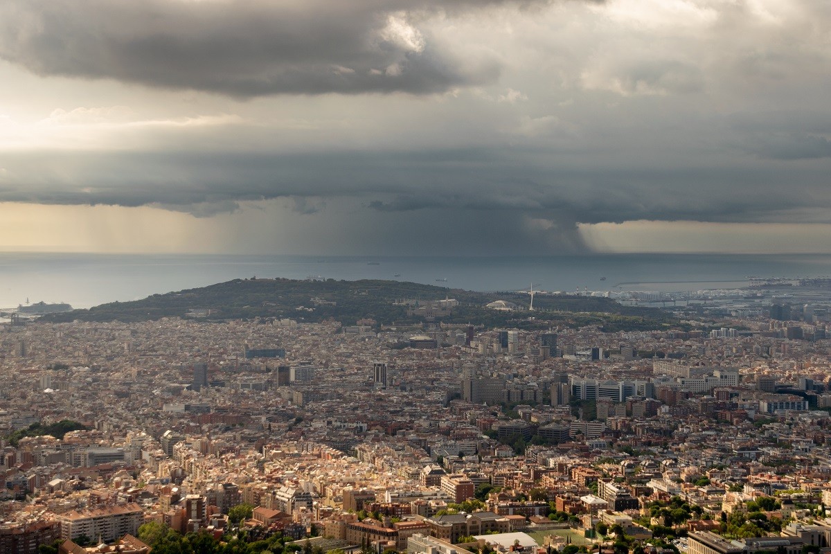 Una tempesta mar endins a la ciutat de Barcelona.