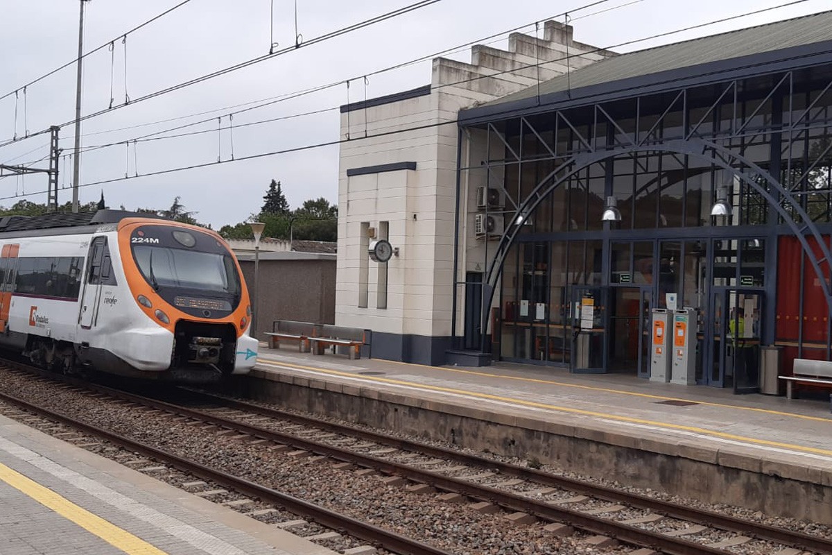 Un tren surt de l'estació de Llinars del Vallès