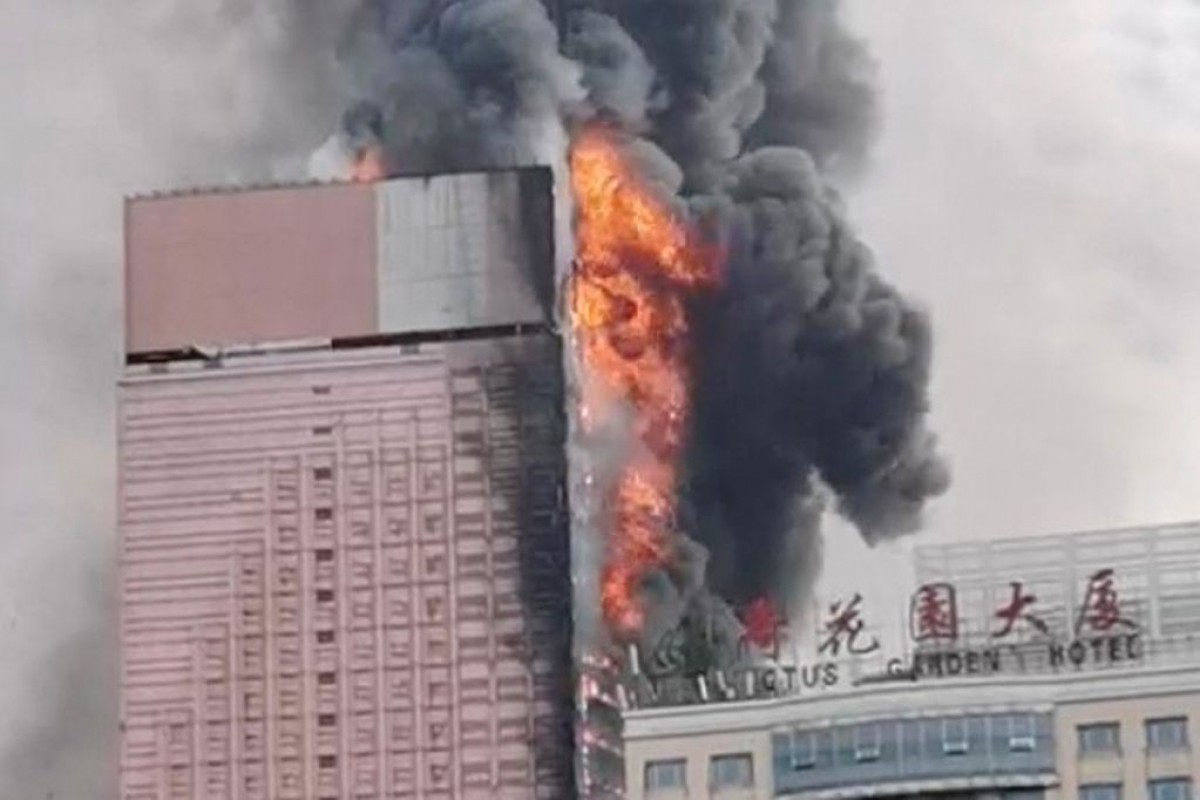 L'edifici en flames de China Telecom