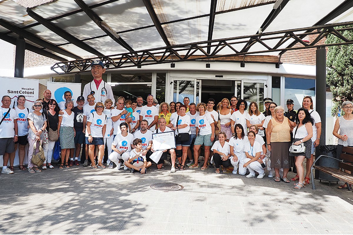 El gegantó Mau amb un grup de geganters i personal sanitari a l'Hospital de Sant Celoni en el començament de l'Onada d'agraïments