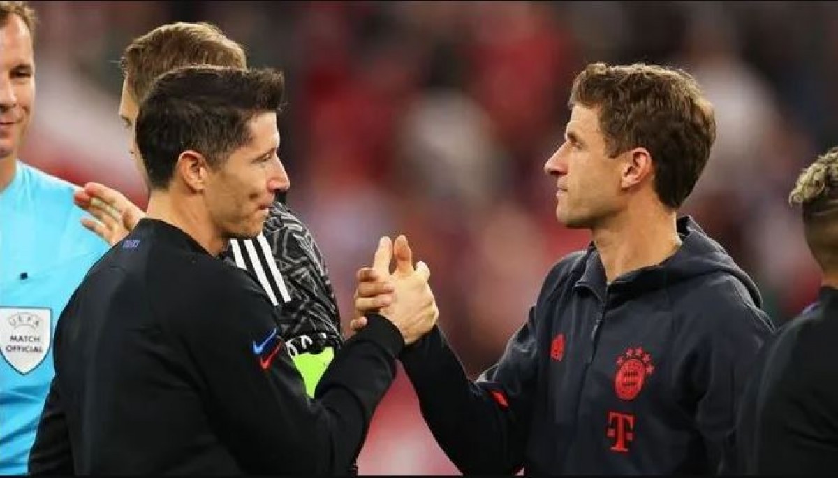 Lewandowski i Müller saludant-se abans del Bayern-Barça de Champions