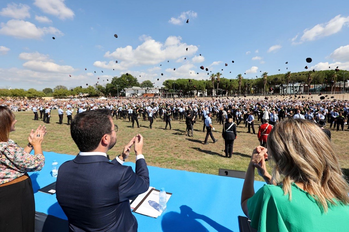 El president Aragonès, aplaudint als alumnes.
