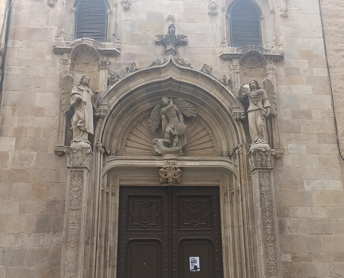 Portalada de l'Església de Sant Miquel a la Basílica de la Mercè.