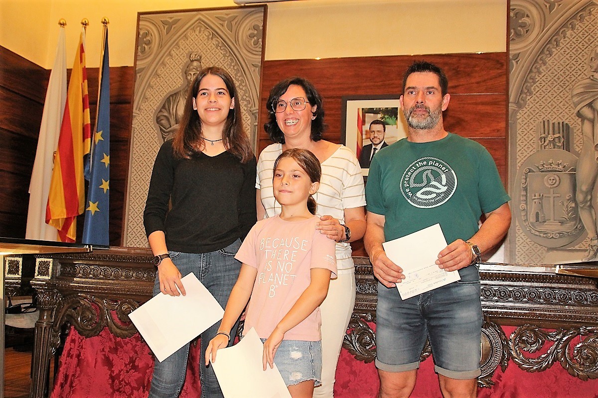 Els guanyadors del concurs de fotografia, amb l'alcaldessa de Solsona