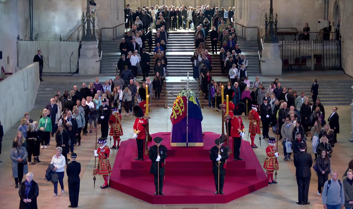 Imatge del fèretre d'Elisabet II al Palau de Westminster