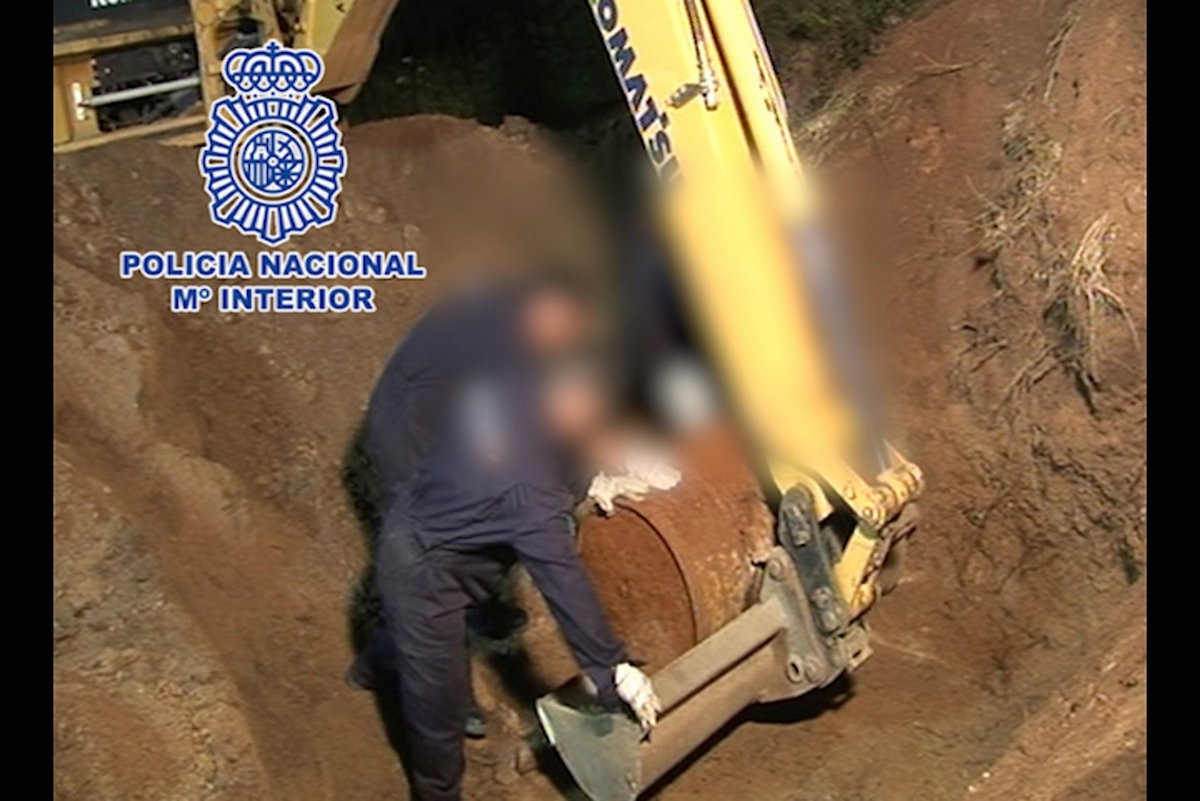 El bidó enterrat a Lloret on van localitzar el cos de la dona desapareguda.