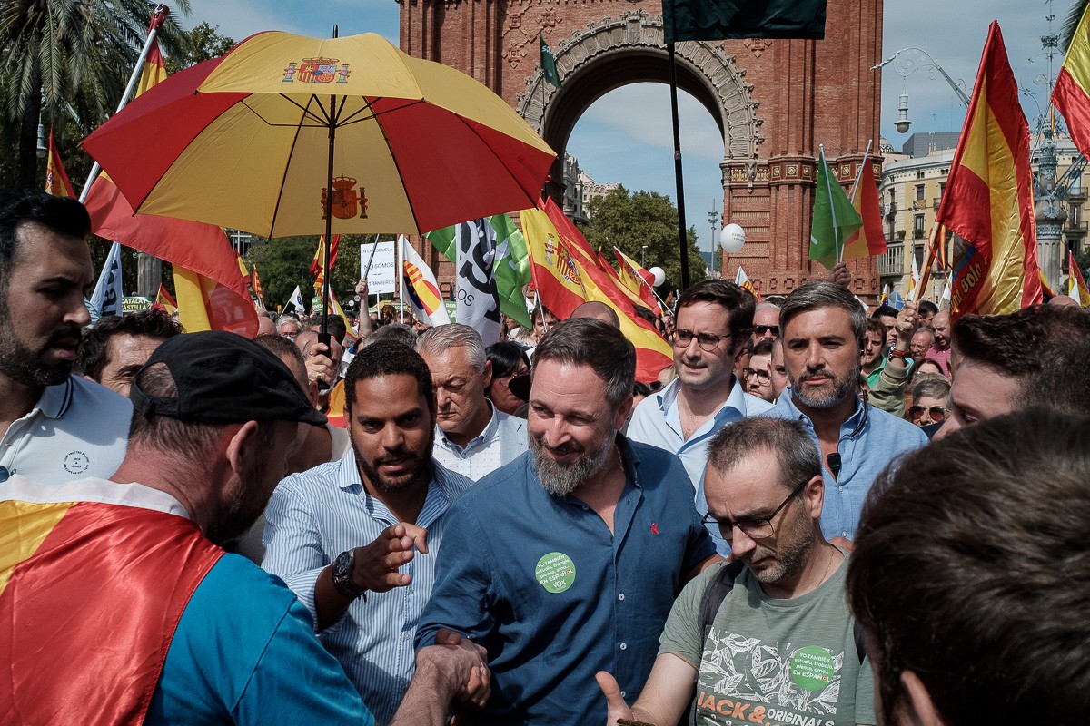 Els manifestants s'acosten a saludar Santiago Abascal en la manifestació pel 25% de castellà.