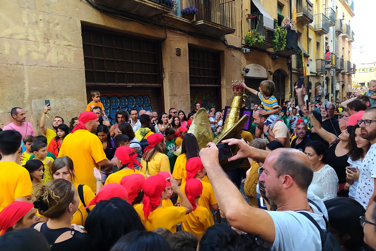 L'Aligueta, intentant passar pel carrer Merceria, envoltada d'un mar de gent.