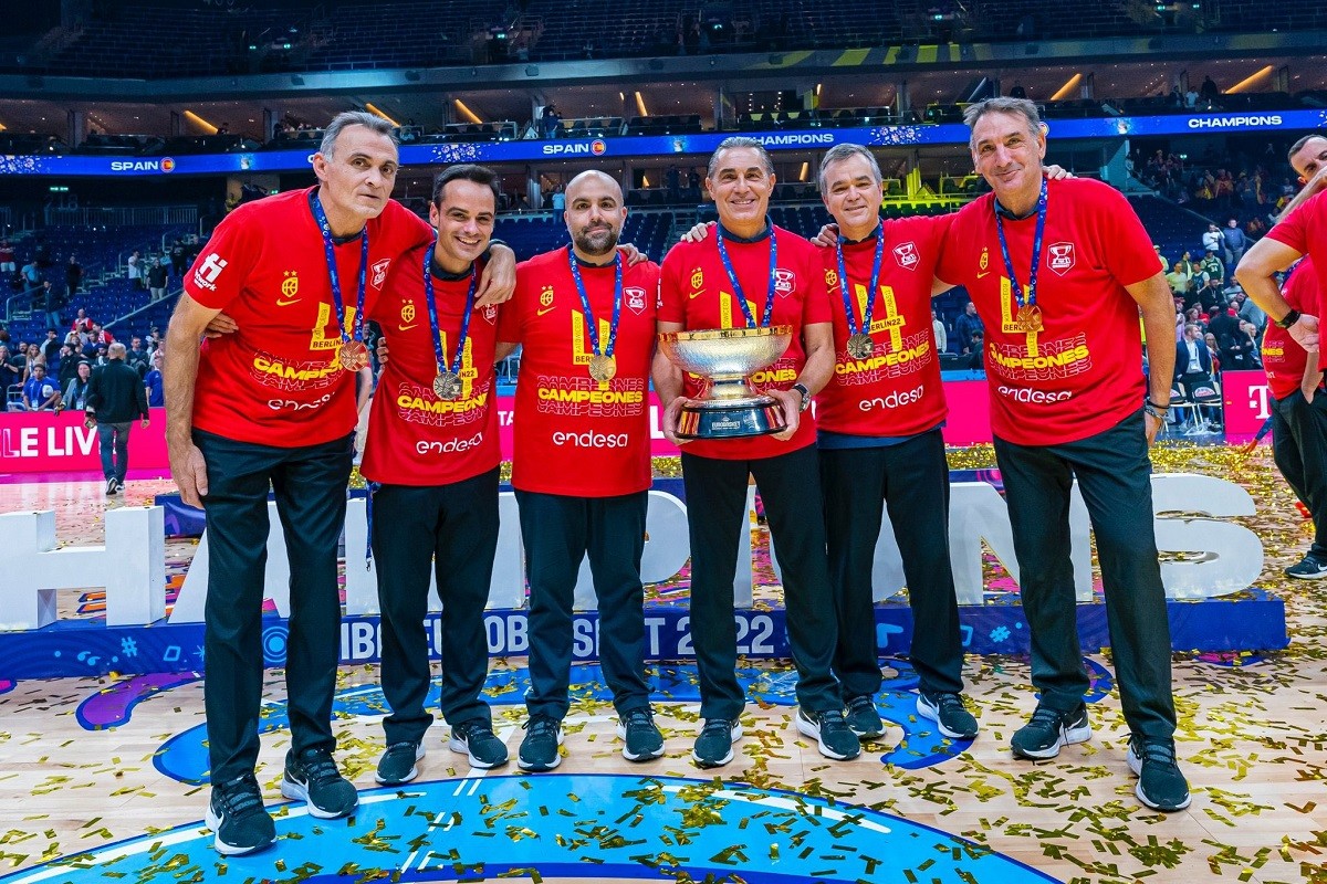 Scariolo i el seu equip tècnic, celebrant l'Eurobasket