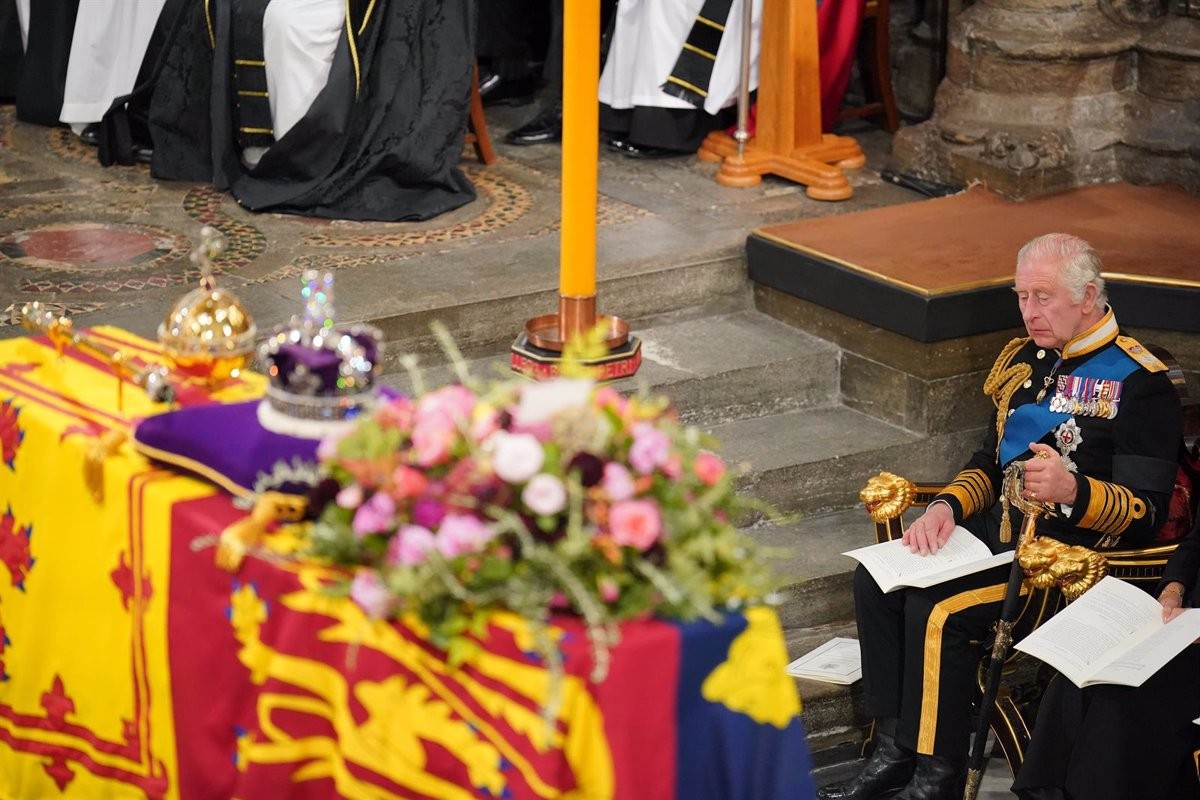 Carles III davant del fèretre d'Elisabet II avui a Westminster.