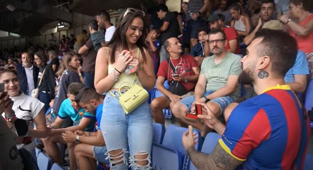 El youtuber Stefan Lazarov demanant matrimoni a la seva parella al Camp Nou