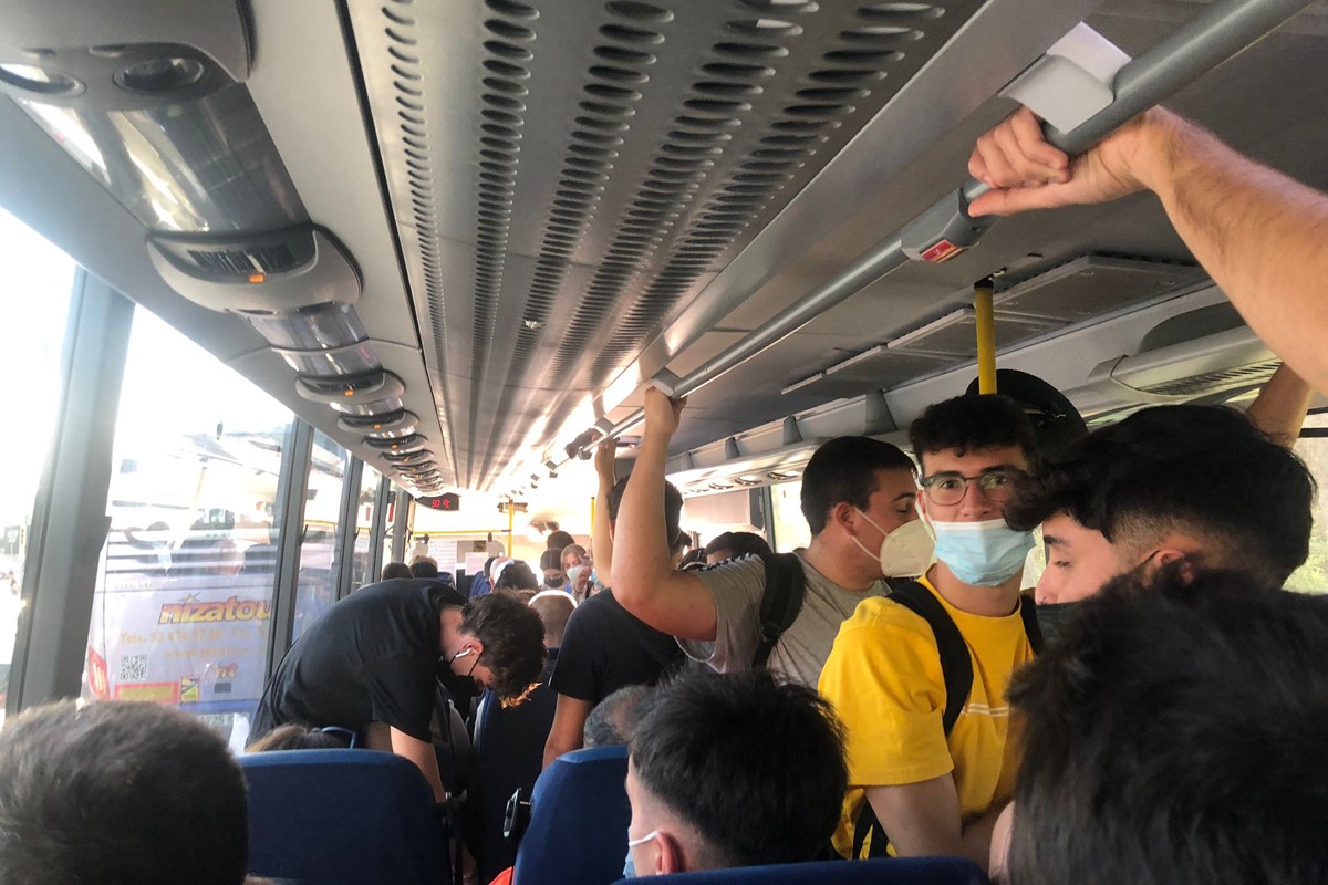 Usuaris a peu dret en un autobús Manresa - Barcelona en una imatge de setembre passat