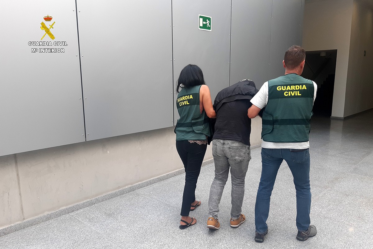 Dos agents de la Guàrdia Civil amb el detingut a Almeria per delicte d'abusos sexuals i corrupció de menors.