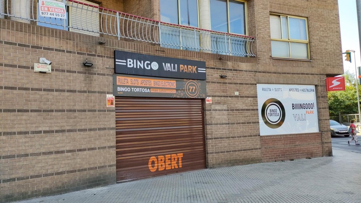 Bingo situat a la Plaça Corona d'Aragó a Ferreries, Tortosa .