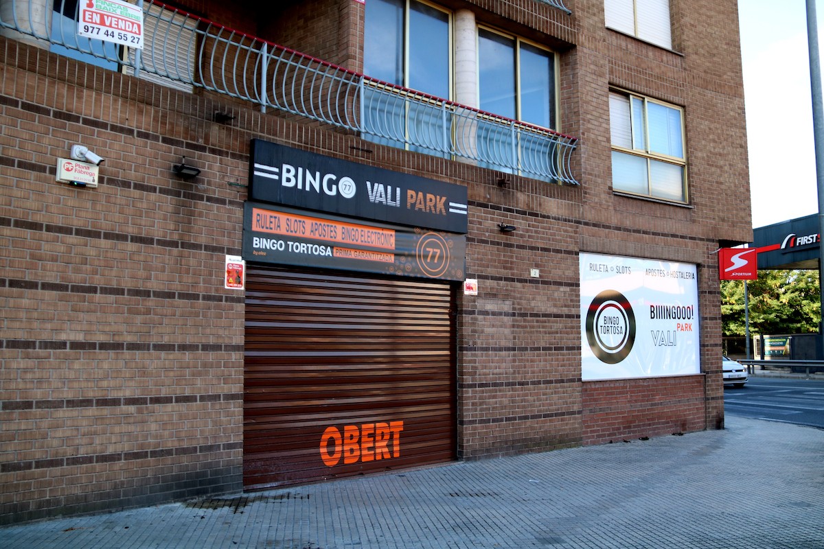 L'entrada principal del bingo de Tortosa on s'ha produït l'atracament mortal.