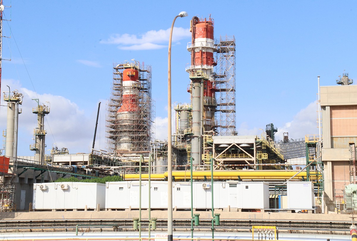 La torre de buit de la refineria de Repsol -a l'esquerra- és un dels elements on es faran treballs més profunds.