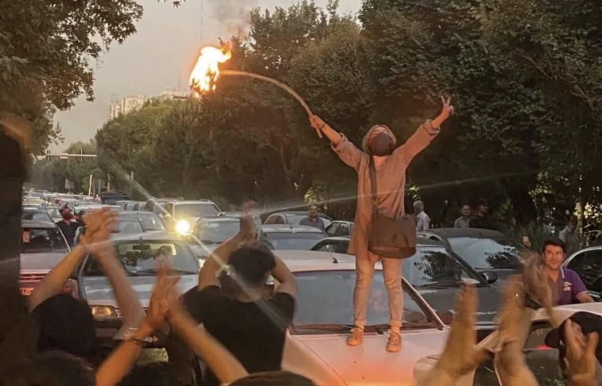 Una dona crema el seu hijab en una protesta a l'Iran.