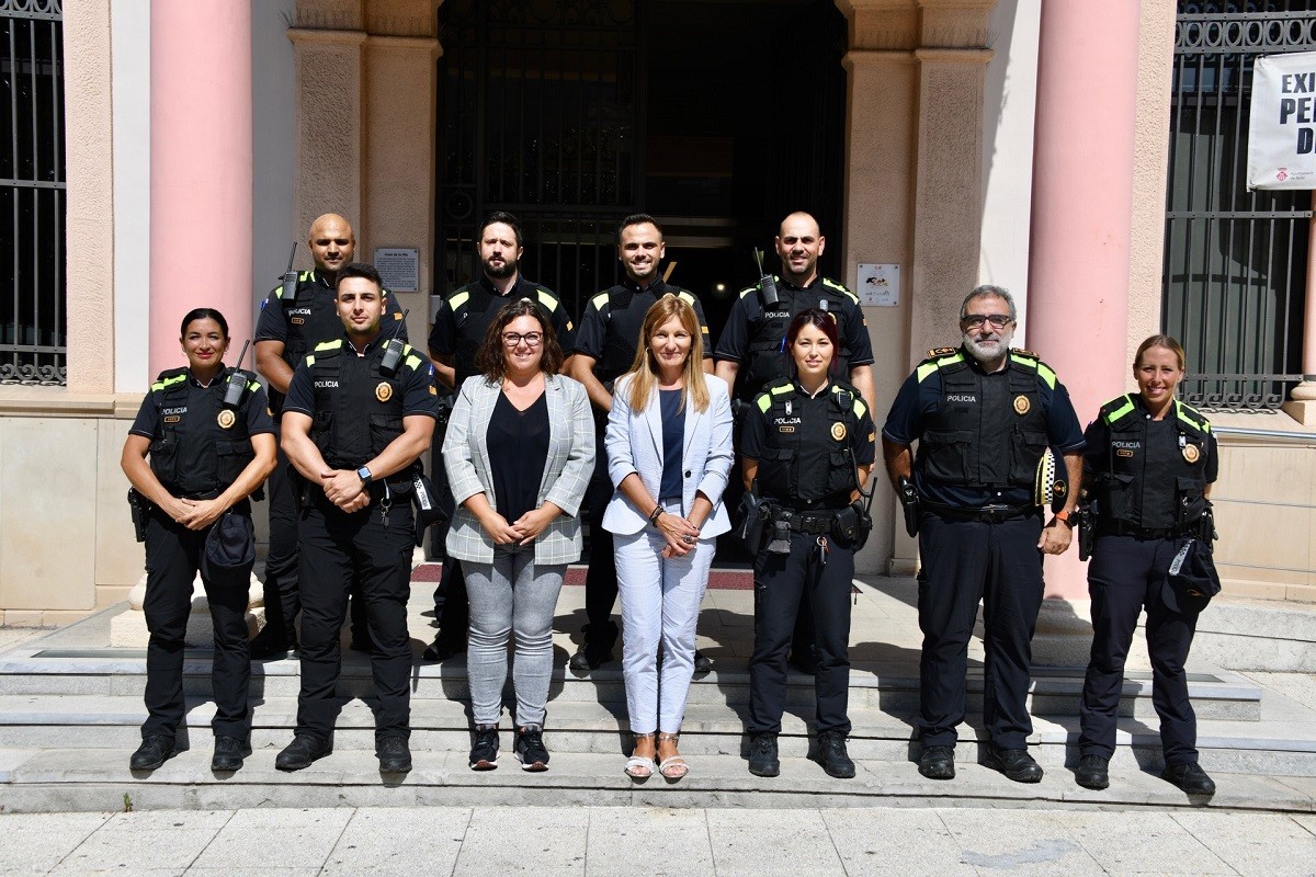 L'alcaldessa i la regidora de Seguretat Ciutadana amb els nous agents de Policia Local de Rubí
