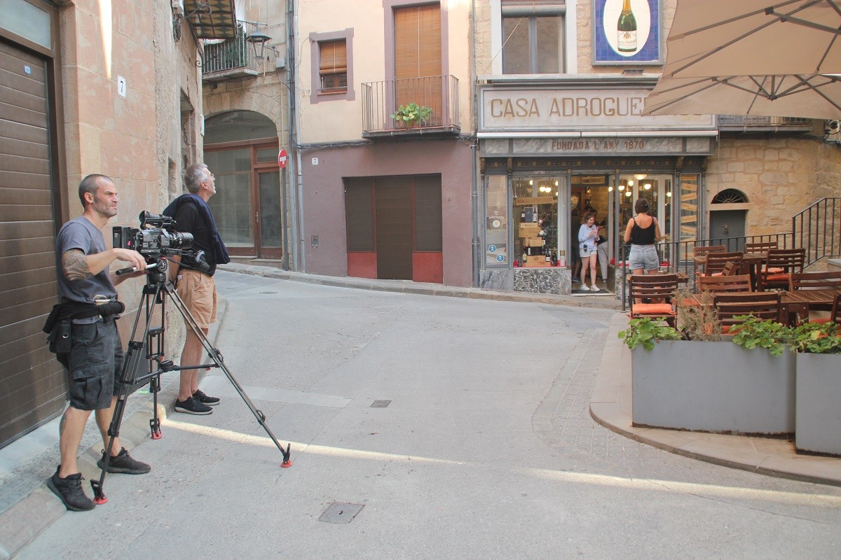 L'equip de filmació davant Cal Adroguer Nou