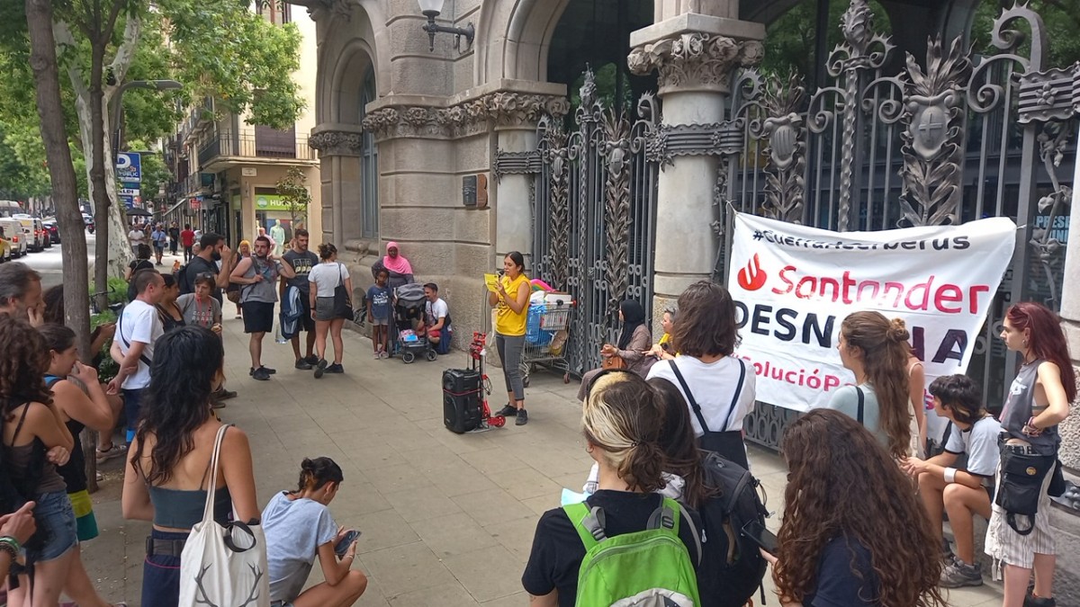 Imatge d'arxiu d'una protesta a Sants contra el Banc Santander pel desnonament d'una família vulnerable