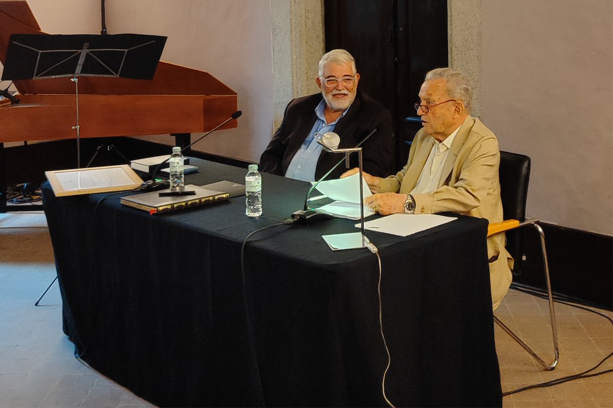 Antoni Bruguera i Manté amb l'alcalde Martí Pujol a la sala Noble del Castell Nou de Llinars del Vallès