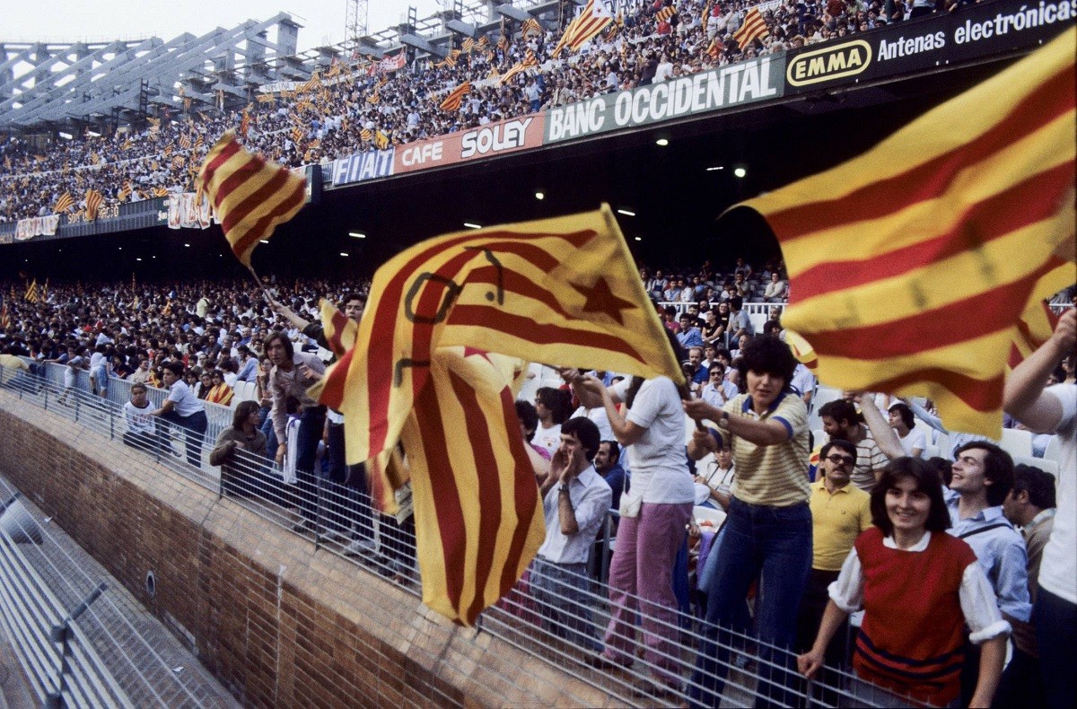 El Camp Nou durant l’acte del dia de Sant Joan de 1981 organitzat per la Crida sota el lema «Som una nació».