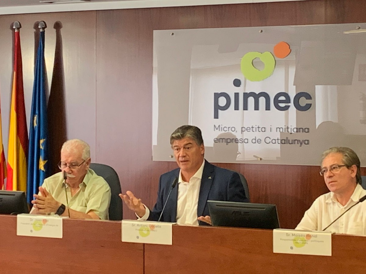 Antoni Cañete, de Pimec (al centre) ha presentat avui una enquesta sobre l'impacte del preu de l'energia.