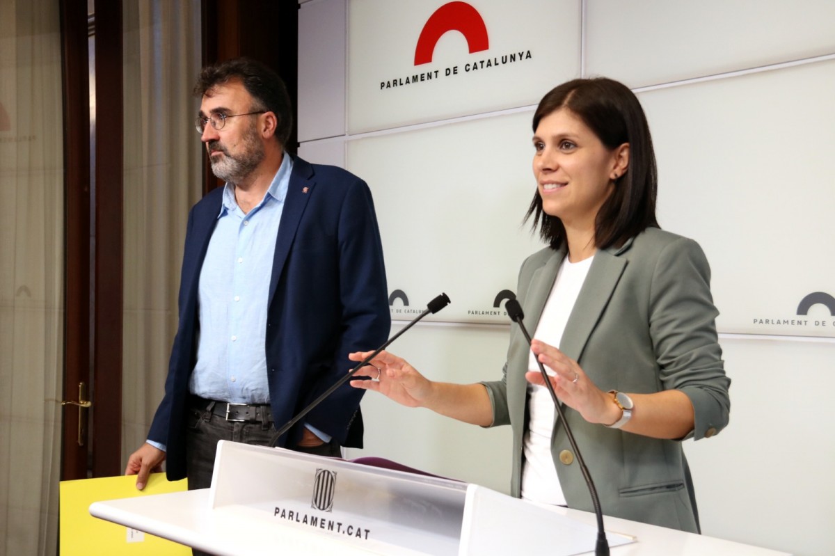 La portaveu d'ERC Marta Vilalta amb el diputat Lluís Salvadó.