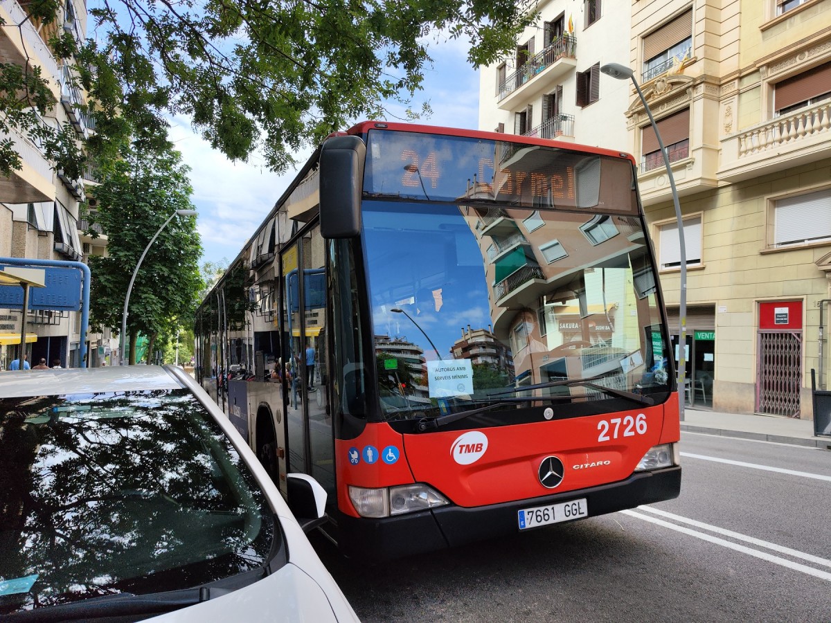 Un autobús en serveis mínims, durant el primer dia de vaga de conductors de TMB