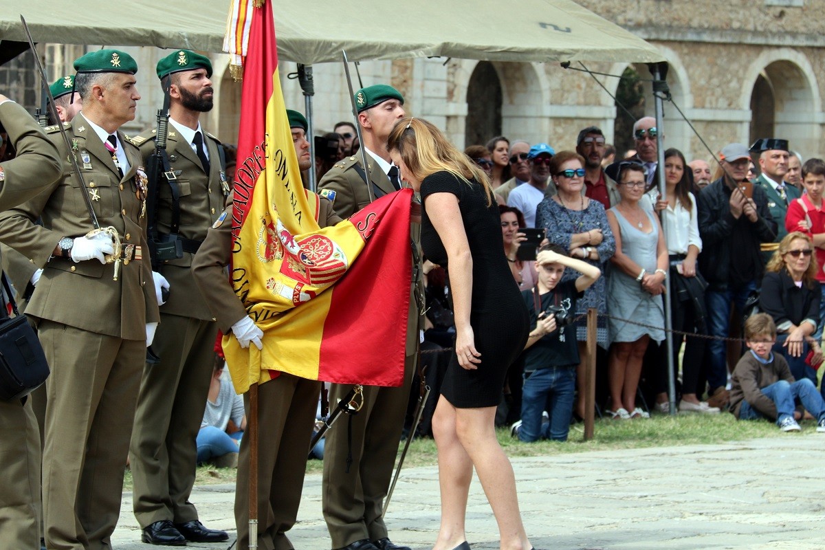 Una dona a la jura de bandera que es va celebrar al castell de Figueres l'any 2017
