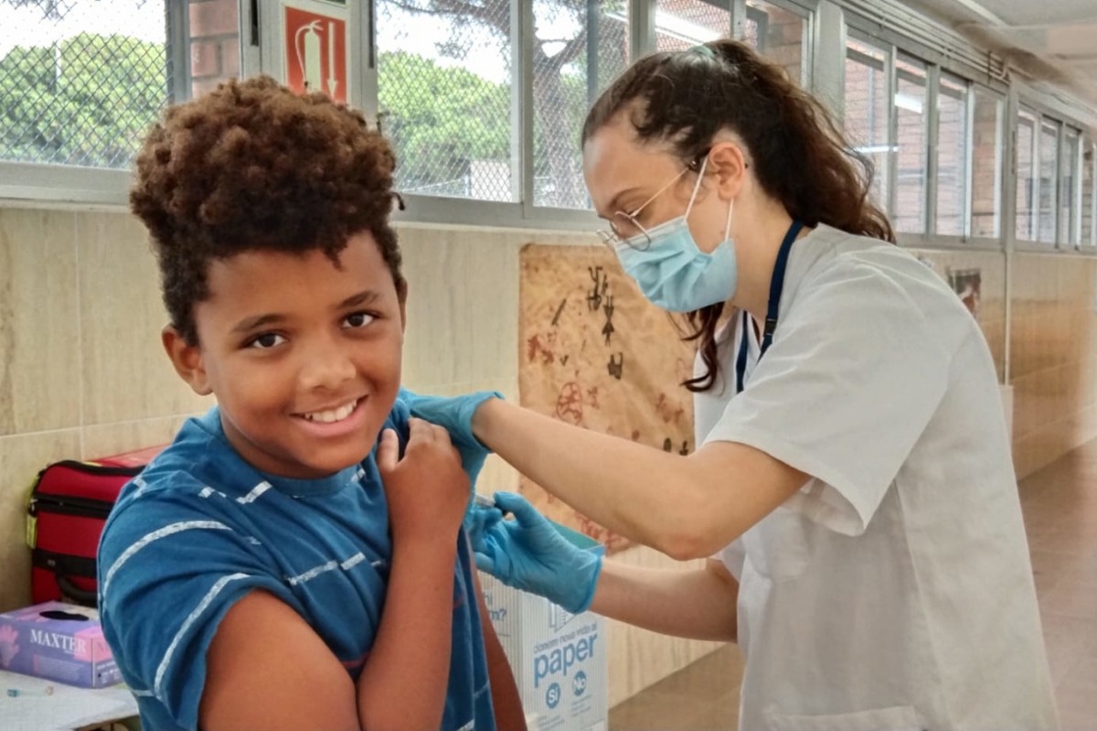 Un nen rebent una vacuna, en una imatge d'arxiu
