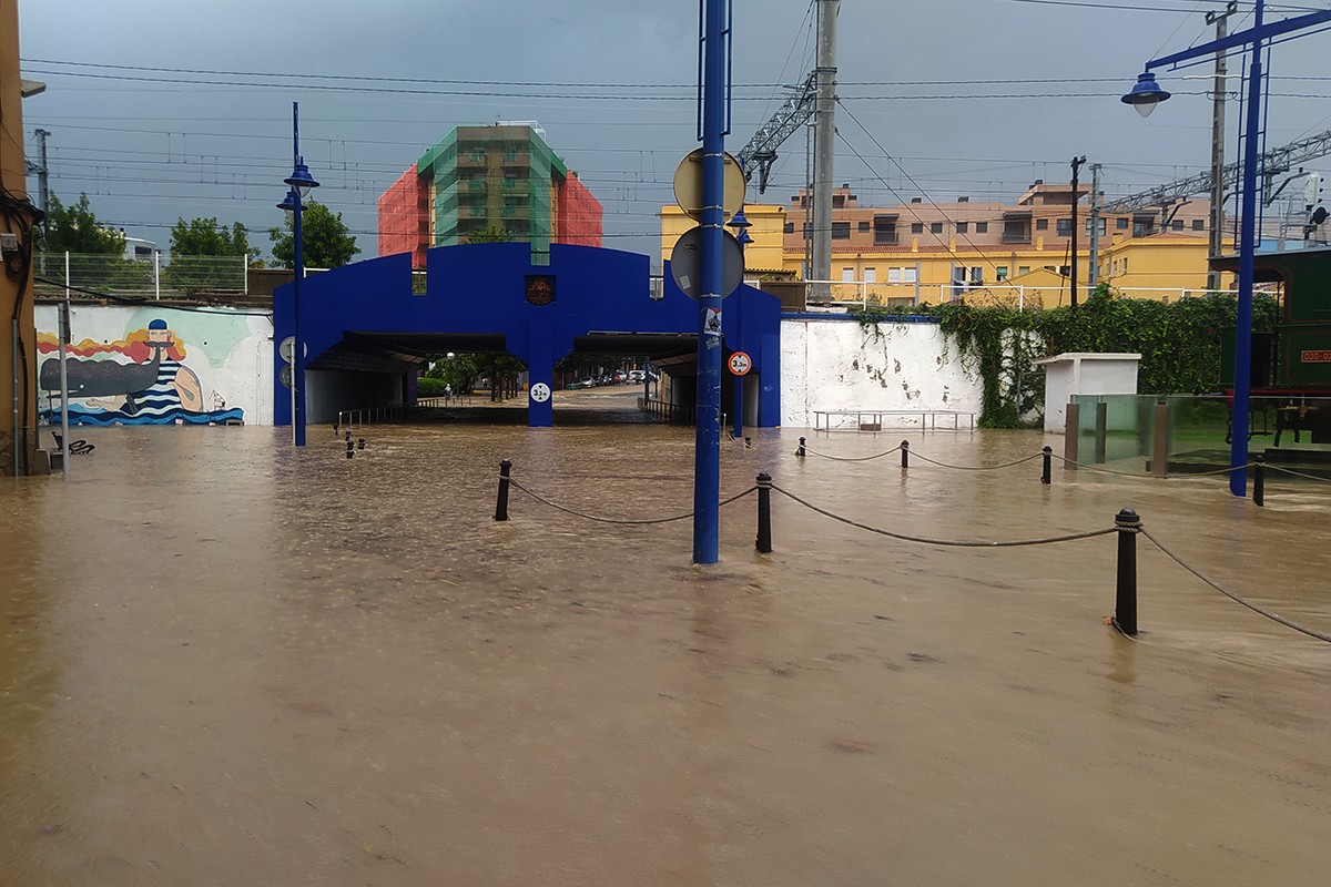 El Serrallo, totalment inundat, al pont de la Petxina.