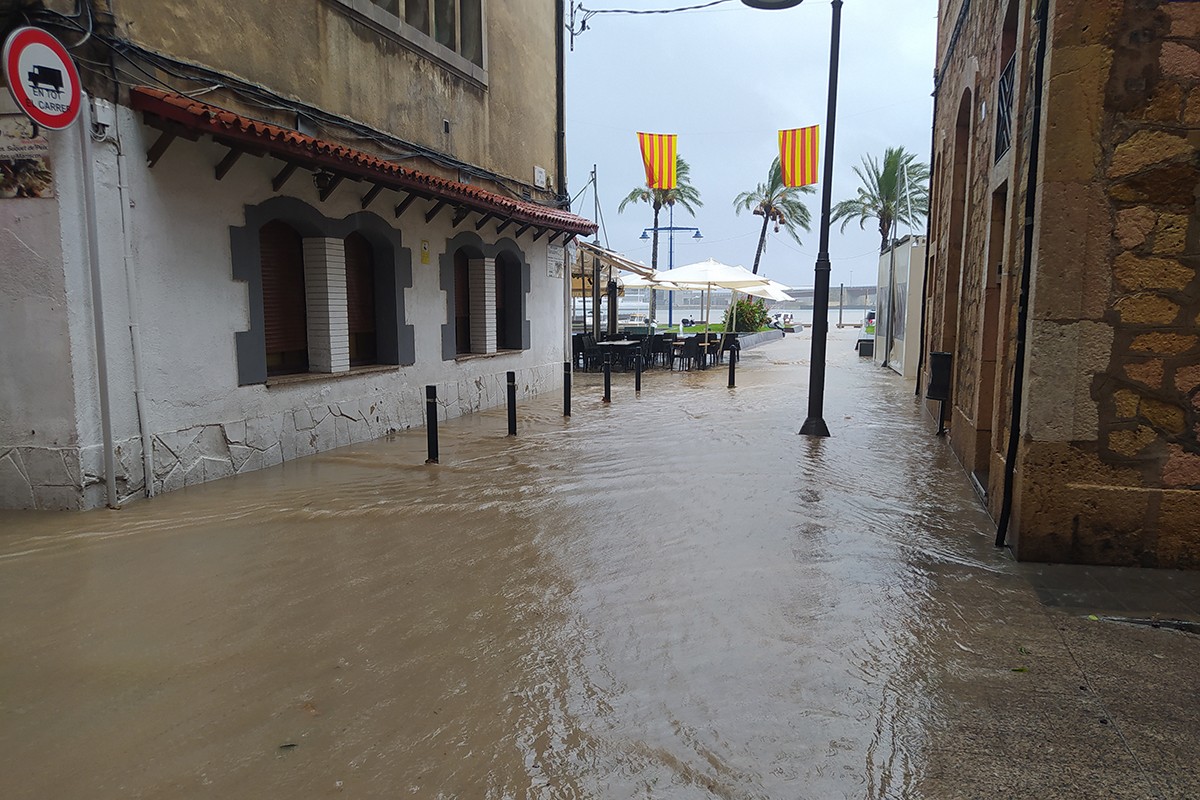 Un carrer del Serrallo, inundat aquest divendres de Santa Tecla.