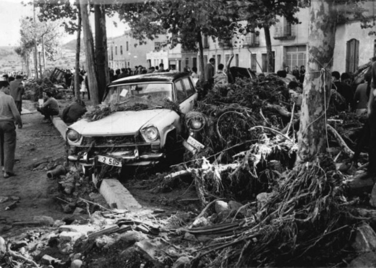 Un cotxe arrossegat durant la riuada de 1962