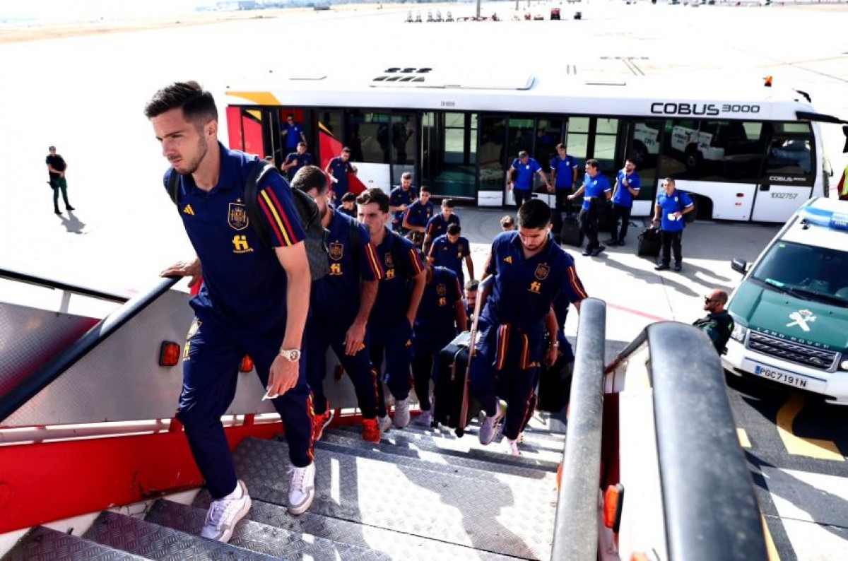 Els jugadors de la selecció espanyola de futbol, agafant l'avió privat