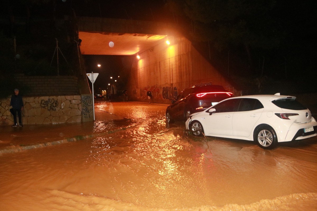 Diversos cotxes s'han quedat atrapats en una de les zones d'accés a la platja de l'Arrabassada, a Tarragona, a causa dels forts aiguats d'aquest divendres