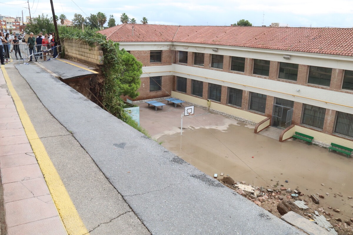 Imatge de l'esboranc del costat de l'Escola El Miracle causat per l'aiguat de divendres a Tarragona