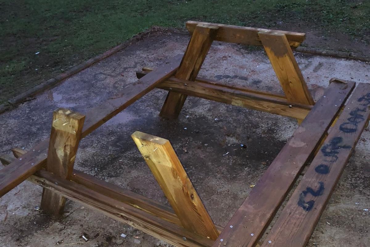 Una taula del parc va ser totalment destrossada