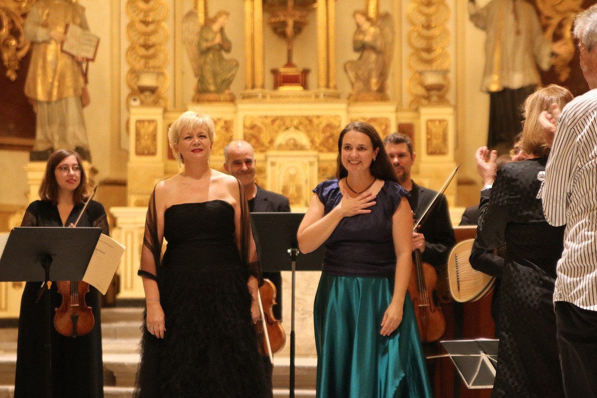 Mireia Pintó i Núria Rial agraeixen el suport del públic al final del concert
