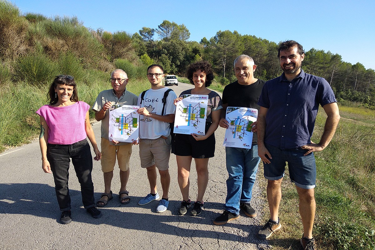 Membres de l'AUP presenten el «Metrominut» de Rubí al camí de Sant Muç