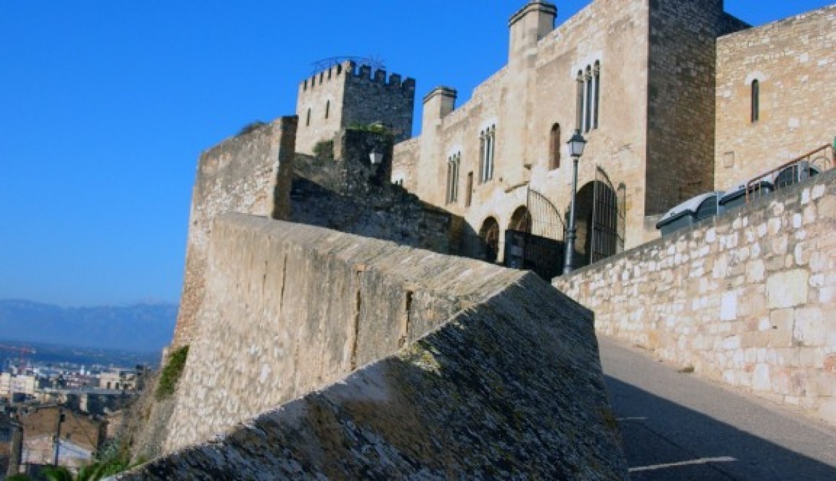 Al Castell de la Suda hi ha ubicat el Parador de Turisme de Tortosa