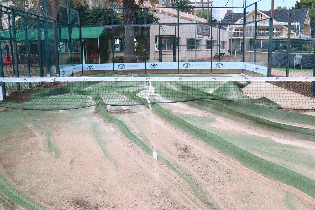 Una de les pistes de pàdel del Club Tennis Tarragona que ha quedat destrossada per l'aiguat de divendres.