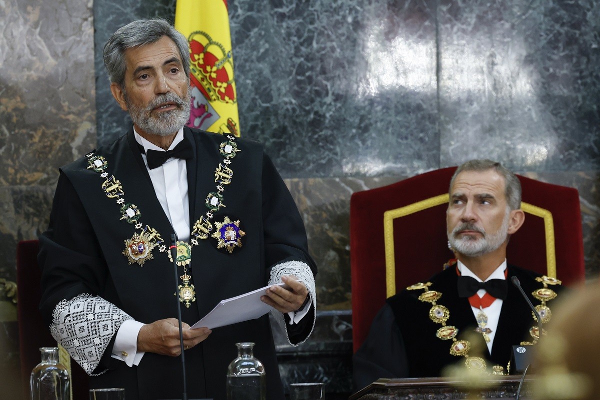 El president sortint CGPJ, Carlos Lesmes, en un discurs al costat de Felip VI